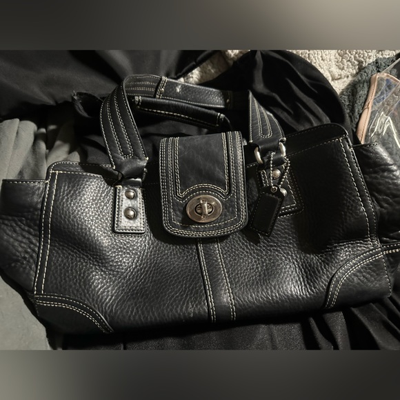 Black Coach bag with burgundy lining - Picture 1 of 13